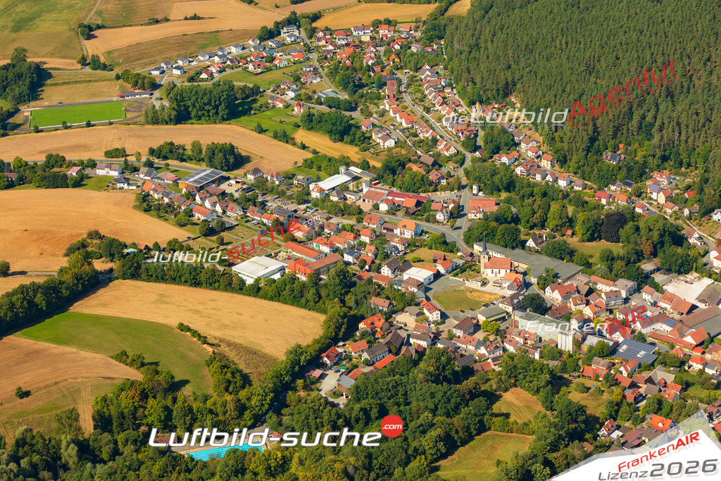 Luftaufnahme der Stadt Weißenbrunn - Die Luftaufnahme wurde 2025 vom UL-Flugzeug heraus erstellt ( keine Drohne ) - Hochauflösende Luftaufnahme - für professionelle Ausdrucke geeignet. Die Geschenkidee !Mit Lizenz und Bildrechte bestellbar