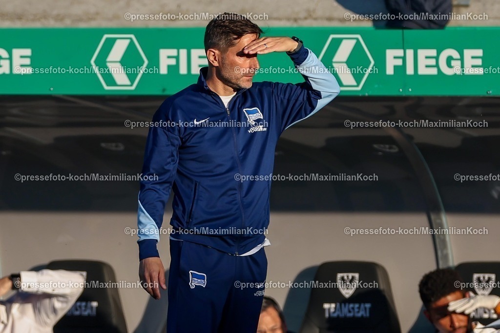 SCP09052502277 | 09.05.2025, Fußball, Preußen Münster - Hertha BSC, 2. Fußball Bundesliga, 33. Spieltag, Preußenstadion, Saison 2024 2025: Stefan Leitl (Hertha BSC #hc) am Spielfeldrand gestikulierendDFB regulations prohibit any use of photographs as image sequences and or quasi-video.