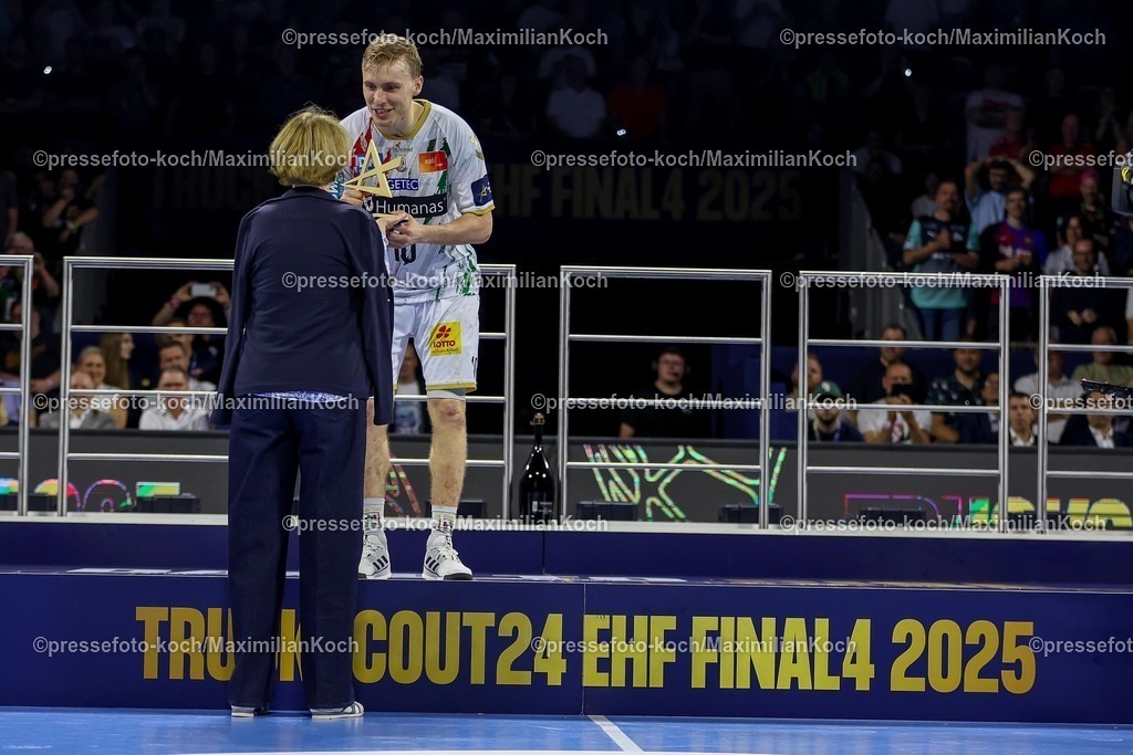 KoeEHF15062502084 | 15.06.2025, Handball, Finale TruckScout24 EHF FINAL4, LANXESS arena Köln, Füchse Berlin - SC Magdeburg: SC Magdeburg ist Champions League Sieger - Siegerehrung Ehrung Pokalübergabe nach dem Spiel. Die Mannschaft feiert den SIeg. Most Valuable Player MVP Gisli Kristjansson (Magdeburg #10) 