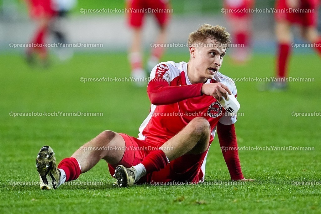 xYDRx06112501084 | 06.11.2025, xydrx, Fußball, Oberliga Westfalen, SG Wattenscheid 09 - FC Eintracht Rheine, Saison 2025 2026, Lohrheidestadion: Pascal Petruschka (FC Eintracht Rheine #11) sitzt enttäuscht nach der 1:0 Niederlage auf dem Boden