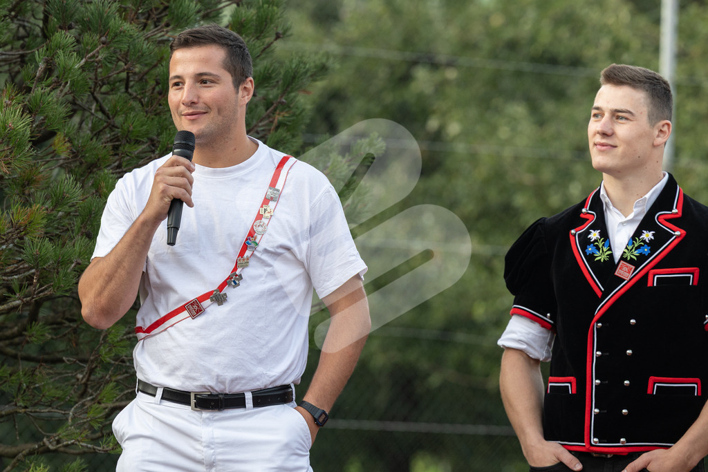 ESAF2025_Empfang_8407 | Die Schwinger des Schwyzer Kantonalen Schwingerverbandes: Fotos, die Dynamik und Leidenschaft festhalten, sowie emotionale Momente aus dem traditionellen Schwingsport zeigen. - Realisiert mit Pictrs.com