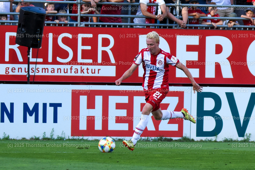Fussball, 3. Liga, Wuerzburg Kickers vs. SG Sonnenhof Grossaspach, 30.07.2019 | Fussball, 3. Liga, Wuerzburg Kickers vs. SG Sonnenhof Grossaspach, 30.07.2019; in der Flyeralarm ARENA in Wuerzburg, (Deutschland)

Bild:  Luke Hemmerich 21 (Wuerzburger Kickers)

DFL REGULATIONS PROHIBIT ANY USE OF PHOTOGRAPHS as IMAGE SEQUENCES and/or QUASI-VIDEO. - Realisiert mit Pictrs.com