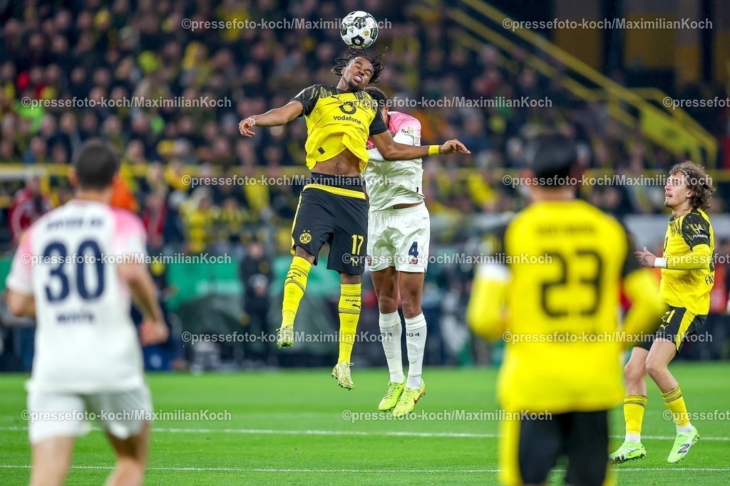BVB02122501022 | 02.12.2025, Fußball, DFB-Pokal, Borussia Dortmund - Bayer 04 Leverkusen, Achtelfinale, Signal Iduna Park, Saison 2025 2026: Carney Chukwuemeka (BVB #17)  im Zweikampf gegen  Jarell Quansah (Bayer04 #04) DFB regulations prohibit any use of photographs as image sequences and or quasi-video.