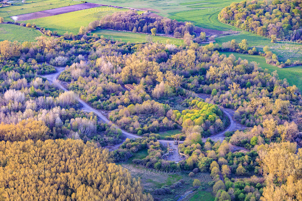Aerial view: Oval road to the silos at the former Grostenquin military airfield in Bistroff in the state Moselle, France.Photo: IMG_154339.jpg taken on 04/17/2026 by Werner Riehm/FLY-FOTO.comResolution of the original: 6000 x 4000 px