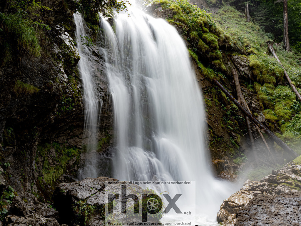 Giessbach Wasserfall | Stimmungsvolle Fotokunst aus Luzern. Erlebe den Pilatus, den See und die Stadt Luzern in exklusiven Aufnahmen in der Fotogalerie & Shop. - Realisiert mit Pictrs.com
