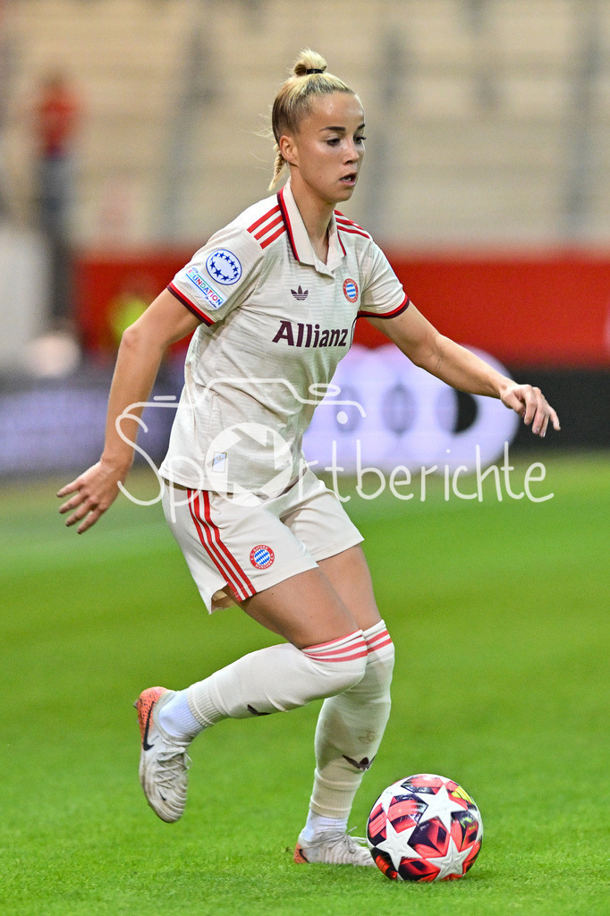 FC Bayern München Frauen - Arsenal London Frauen | am Ball Giulia GWINN (FCB #7) / Freisteller / Einzelfoto / UEFA Womens Champions League: FC Bayern München Frauen - Arsenal London Frauen, FC Bayern Campus am 09.10.2024