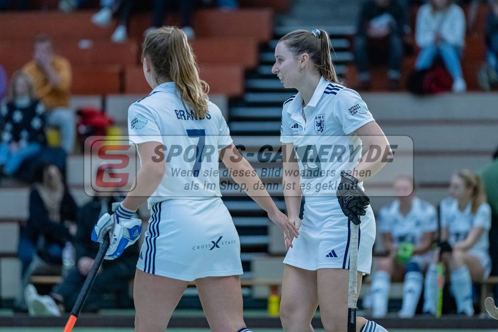 HK_20231217_107733 | 1. Bundesliga Damen Crefelder HC - Düsseldorfer HC  am 17.12.2023 Sporthalle Glockenspitz, Krefeld , Mabel Brands ( Düsseldorfer HC #7 ) , Elisa Gräve ( Düsseldorfer HC #26 )