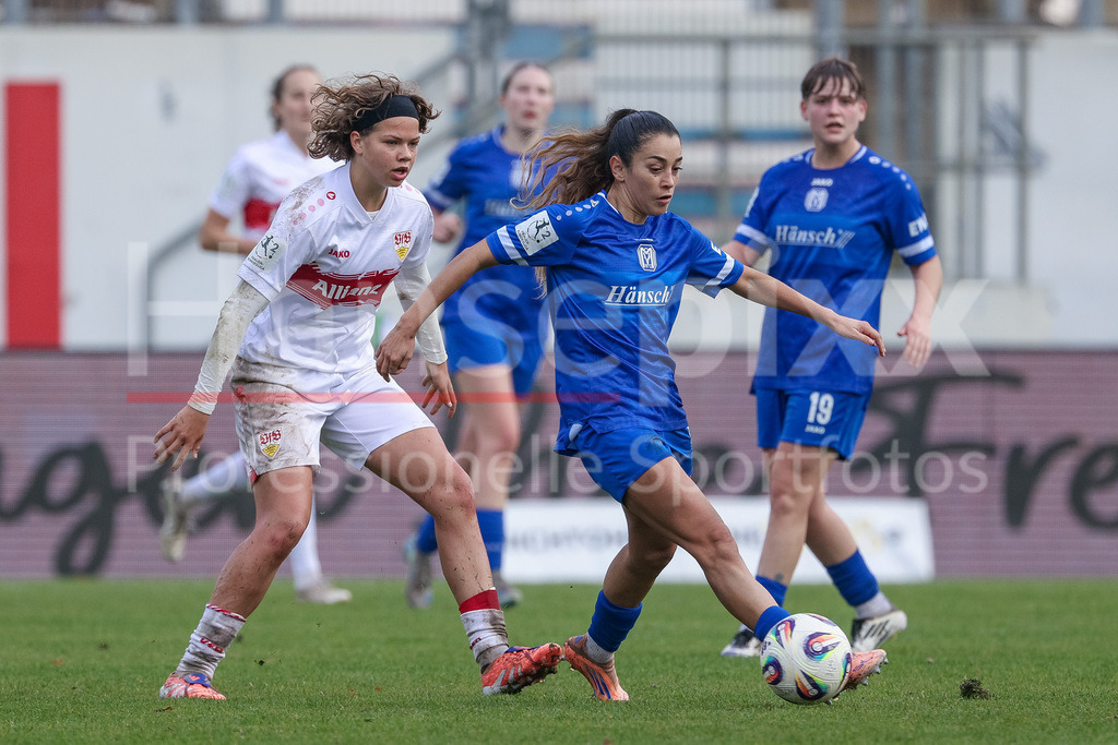 Fussball, 2. Frauen-Bundesliga, SV Meppen - VfB Stuttgart | v.li.: Rosa Rückert (VfB Stuttgart, 11) und Genesis Castrellon (SV Meppen, 17) im Zweikampf, Duell, Dynamik, Aktion, Action, Spielszene, DIE DFB-RICHTLINIEN UNTERSAGEN JEGLICHE NUTZUNG VON FOTOS ALS SEQUENZBILDER UND/ODER VIDEOÄHNLICHE FOTOSTRECKEN. DFB REGULATIONS PROHIBIT ANY USE OF PHOTOGRAPHS AS IMAGE SEQUENCES AND/OR QUASI-VIDEO.