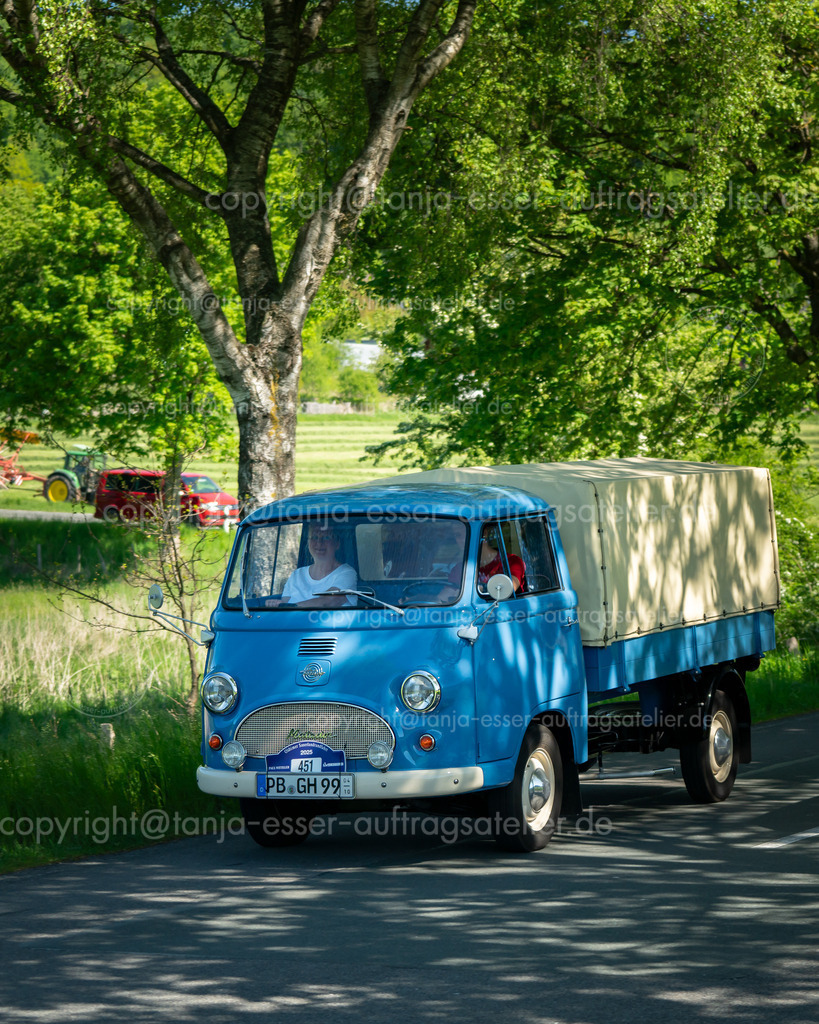 Rheinstahl Hanomag Matador E Hochpritsche 049 hoch während der Oldtimer Sauerlandrundfahrt | Brilon, Deutschland - 10. Mai 2025: Firma Witteler veranstaltet die Oldtimer Sauerlandrundfahrt (OSR). In Gevelinghausen wurde auf der Landstraße ein Rheinstahl Hanomag Matador E Hochpritsche aus dem Jahr 1967 fotografiert.