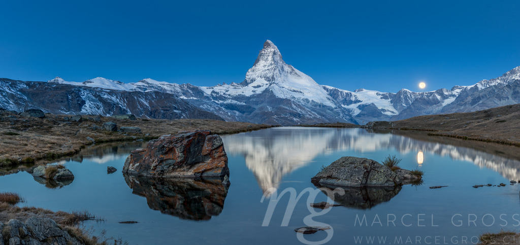 Vollmond über dem Stellisee und Matterhorn | Die ideale Geschenkidee für Naturliebhaber. Naturbilder von Marcel Gross Photography für ihr Zuhause in den verschiedensten Formaten und Materialien. - Realisiert mit Pictrs.com