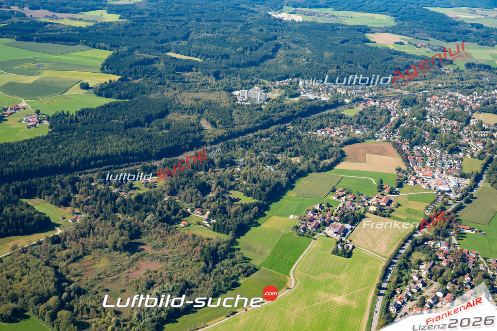 Die Luftaufnahme Dorf - Kirchseeon wurde 2021 mittels Flugzeug (keine Drohne) erstellt. Hohe Auflösung -für große Poster und Wandbilder geeignet!