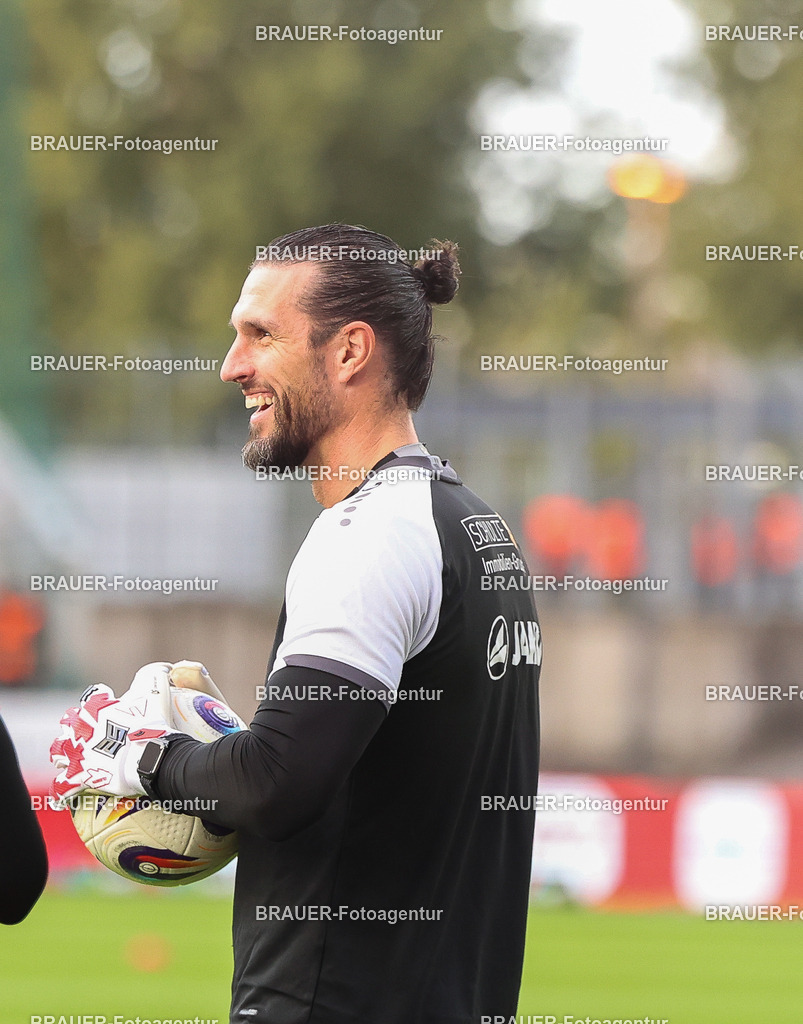 Rot-Weiss Essen - Viktoria Köln - 3.Liga | Essen, Deutschland, 18.10.2025 Manuel Lenz (Rot-Weiss Essen) schaut  während des 3.Liga Spiels zwischen Rot-Weiss Essen- Viktoria Köln im Stadion an der Hafenstraße am 01.08.2025 in Essen. (Foto von Timo Bluhmki-Schmidt/ Brauer Fotoagentur