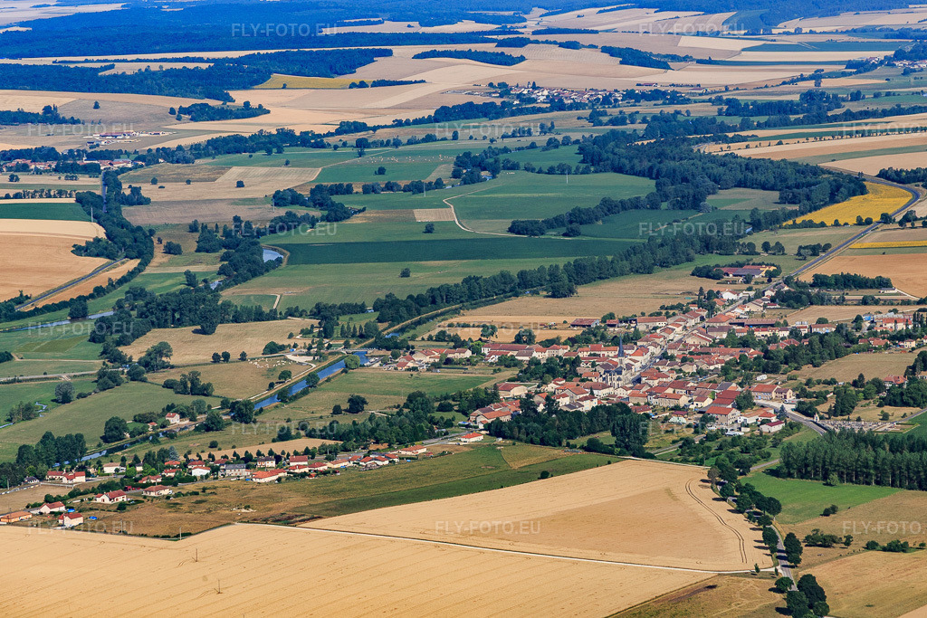 Vue aérienne: Vue village sur le Canal de l'Est à Lacroix-sur-Meuse dans le département Meuse, France – .Photo: IMG_083333.jpg prise le 12/07/2015 par Werner Riehm/FLY-FOTO.eu – Résolution de l'original: 5228 x 3485 px
