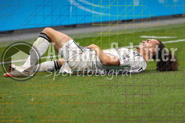 Bayer 04 Leverkusen vs Eintracht Frankfurt - Bundesliga  | Leverkusen, Deutschland, 12.09.25:   Arthur Theate (Eintracht Frankfurt) liegt verletzt am Boden waehrend des Spiels der Bundesliga zwischen  Bayer 04 Leverkusen vs Eintracht Frankfurt in der BayArena(Foto von Brauer-Fotoagentur / Adrian Schlueter)