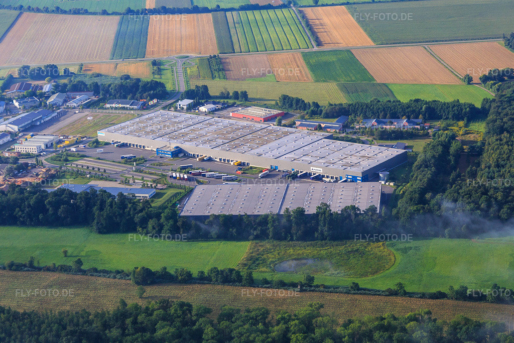 Luftbild: ZUFALL logistics group - Niederlassung Kandel und STS Group im Ortsteil Minderslachen in Kandel im Bundesland Rheinland-Pfalz in Deutschland. – Foto: IMG_092834.jpg vom 13.08.2016 durch Werner Riehm/FLY-FOTO.de – Auflösung des Originals: 5472 x 3648 px – Transport- & Logistikunternehmen | ZUFALL logistics group – WWW.STS.GROUP