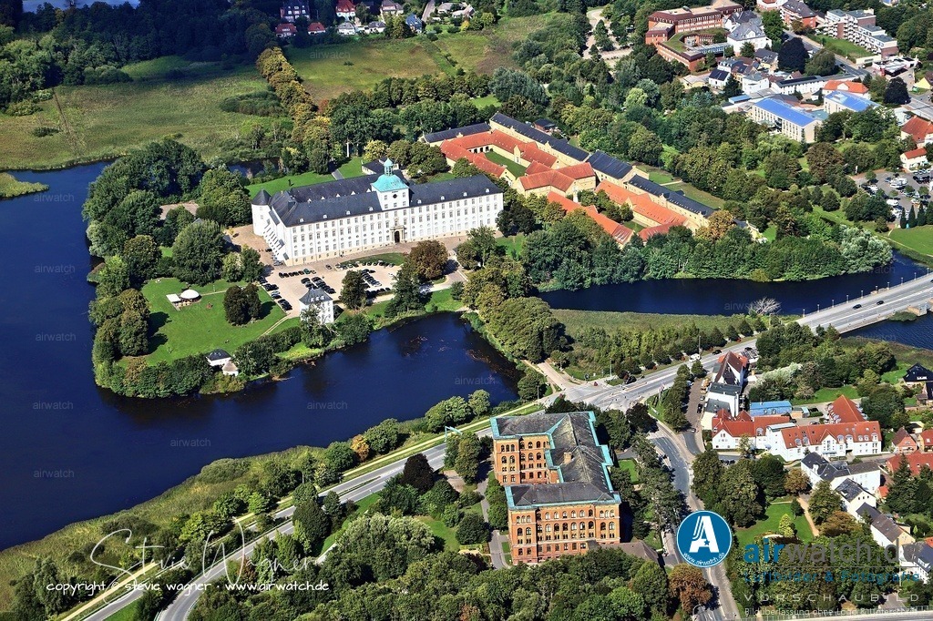"Luftaufnahmen enthüllen Schönheit von Schloss Gottorf in Schleswig" | Schloss Gottorf in Schleswig: Im 13. Jahrhundert wurde die Anlage zu einer herzoglichen Burg ausgebaut, die bis 1459 von den Schauenburger Grafen bewohnt wurde. 1460 fiel die Burg an den dänischen König Christian I., der als Herzog von Schleswig und Graf von Holstein gewählt wurde, und ab diesem Zeitpunkt diente sie als Residenz der dänischen Könige.