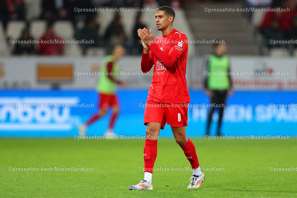 RWE3Liga25092402094 | 25.09.2024, Essen, Fußball,  Rot-Weiss Essen – Borussia Dortmund II (U23), bwin 3. Liga Herren, Stadion an der Hafenstraße, 7. Spieltag Saison 2024 2025: Jimmy Kaparos (RWE #8) bedankt sich klatschend bei den Fans DFB regulations prohibit any use of photographs as image sequences and or quasi-video.