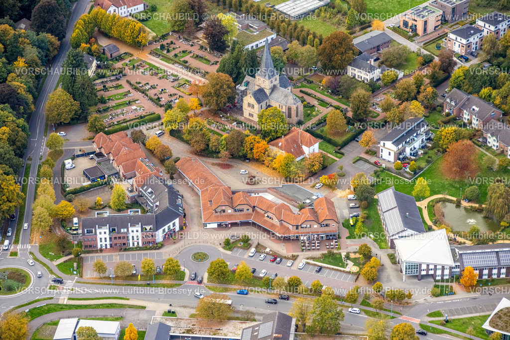 Bedburg-Hau251005996 | Luftbild, kath. Pfarrkirche St. Markus Schneppenbaum und Friedhof St. Markus, herbstliche Bäume, Einkaufszentrum Klosterplatz, Bedburg, Bedburg-Hau, Niederrhein, Nordrhein-Westfalen, Deutschland