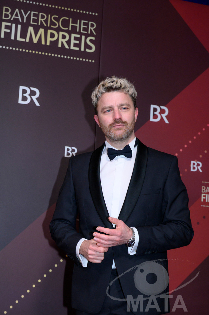 _DWI5374 | Friedrich Mücke bei der Verleihung des 47. Bayerischen Filmpreises 2026  im Prinzregententheater. München, Deutschland. Der Bayerische Filmpreis wird seit 1979 von der Bayerischen Staatsregierung verliehen, um die Bedeutung des Kinofilms als Kulturgut herauszustellen - Realisiert mit Pictrs.com