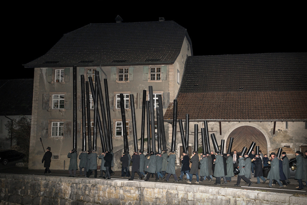 Ziefner Nünichlingler | vor dem "Neuhuus", im oberen Teil vom Dorf. - Realisiert mit Pictrs.com