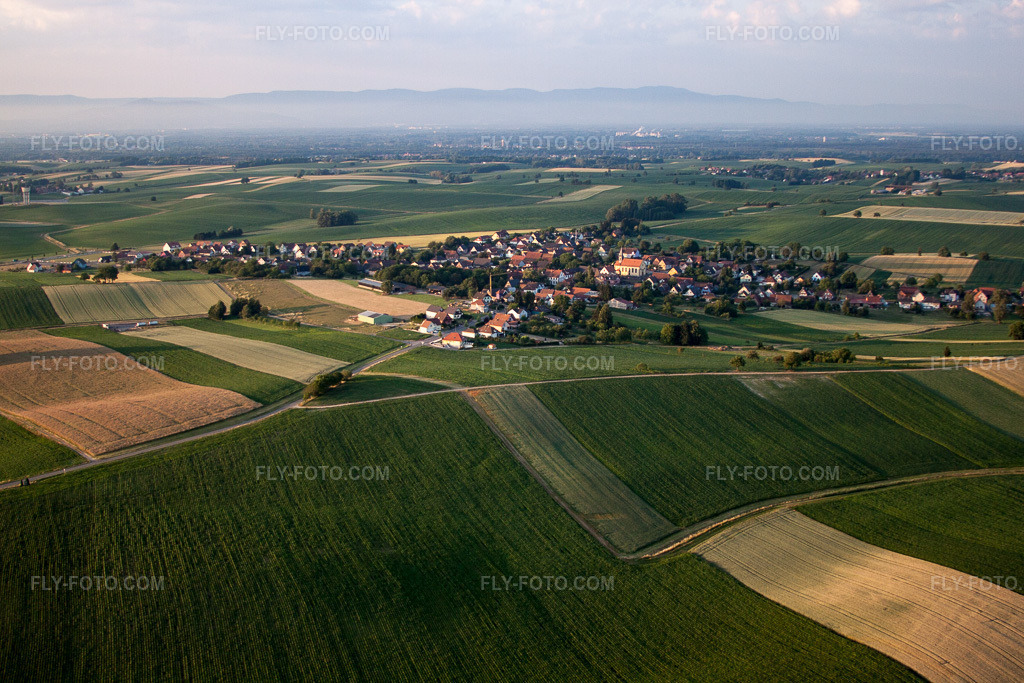 Aerial view: View of the town in Siegen in the state Bas-Rhin, France. – Photo: IMG_67978.jpg taken on 06/19/2014 by Werner Riehm/FLY-FOTO.com – Resolution of the original: 4752 x 3168 px