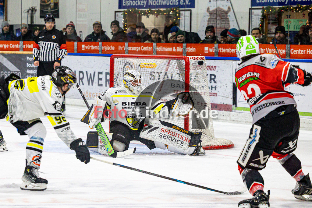 TSV Peißenberg MINERS gegen ERSC Amberg Wild Lions | Eishockey Bayernliga Herren Vorrunde 2024/25, TSV Peißenberg MINERS gegen ERSC Amberg Wild Lions, 20241229,Torchance Sinan ONDÖRTOGLU (MINERS 22),2024-12-29 in Peißenberg (Eisstadion Peißenberg)Lucas DI BERARDO (Wild Lions Goali 31), Sinan ONDÖRTOGLU (MINERS 22)Copyright: WolfgangxLindner foto-lindner.de