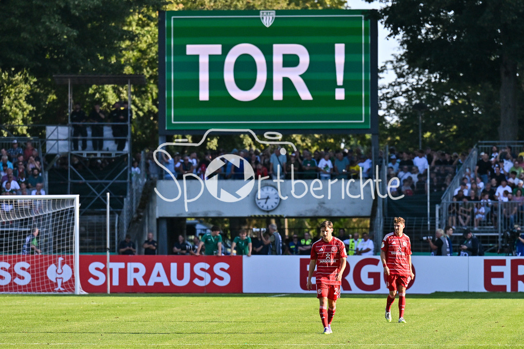 1. FC Schweinfurt 05 - Fortuna Düsseldorf | niedergeschlagene Düsseldorfer nach dem Treffer zum 1-0 für Schweinfurt / DFB-Pokal: 1. FC Schweinfurt 05 - Fortuna Düsseldorf; Riedel-Bau Arena am 18.08.2025