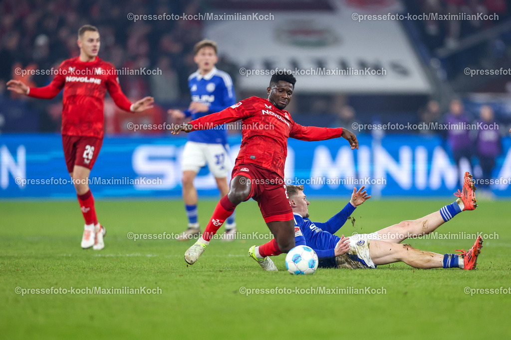 Schalke29112401050 | 29.11.2024, Fußball, FC Schalke 04 - 1. FC Kaiserslautern, 2. Fußball Bundesliga, Veltins-Arena Gelsenkirchen, Saison 2024 2025: Zweikampf Afeez Aremu (FCK #23) gegen Derry Murkin (S04 #5)DFB regulations prohibit any use of photographs as image sequences and or quasi-video.