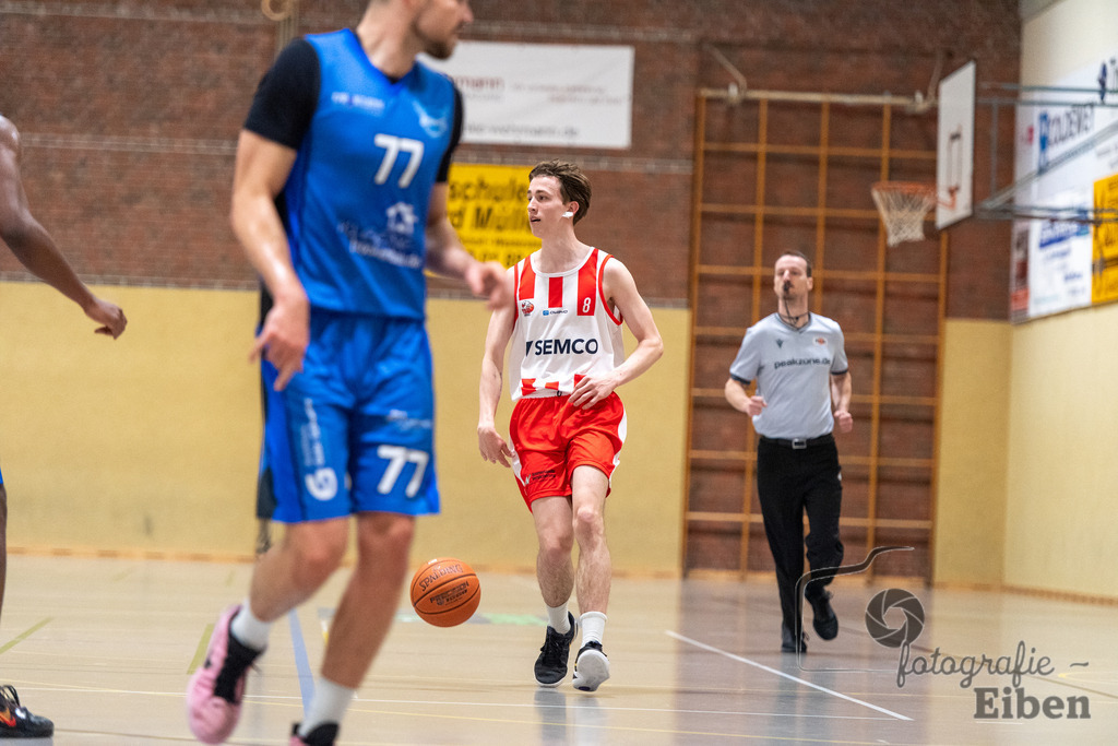TSG Westerstede-Fortuna Logabirum | Basketball 2. Regionalliga; TSG Westerstede 2 (weiß)- Fortuna Logabirum (blau) am 12.12.2025 in Westerstede (Hössensportzentrum), Photo: Philip Eiben 2025 - Realisiert mit Pictrs.com