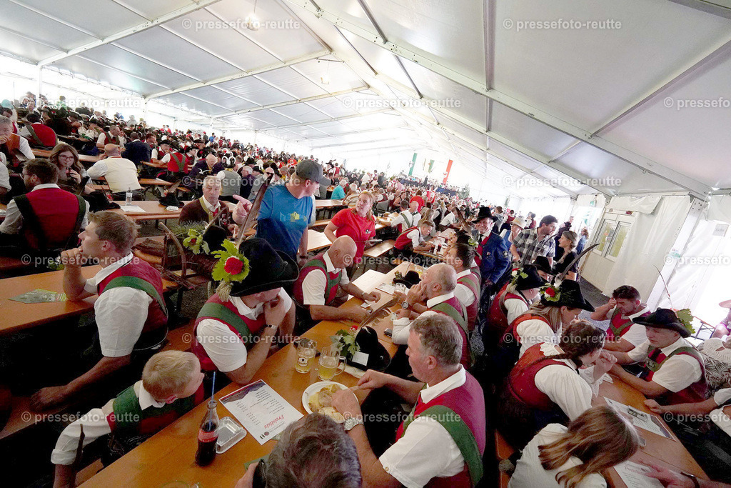 h-news-2023-Juli23-Regimentsschuetzenfest-UMZUG_DORF-ww-DSC02347 | Info aus dem Bezirk Reutte/Ausserfern Tirol sowie eine umfangreiche Bilddatenbank über die gesamte Region: Lechtal, Talkessel Reutte, Tannheimertal, Zwischentoren. Lech, Plansee, Zugspitze, Grenztunnel, B179, Fernpassstraße, Verkehr, Lawinen, Tradition, - Realisiert mit Pictrs.com