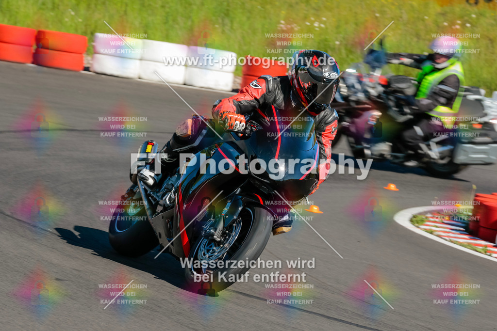Moto-TeamOBK-21321 | Hier findet Ihr Bilder von Touristenfahrten auf der Nürburgring Nordschleife oder von anderen Veranstaltungen die ich besucht habe. Viel Spass beim Durch Schauen 