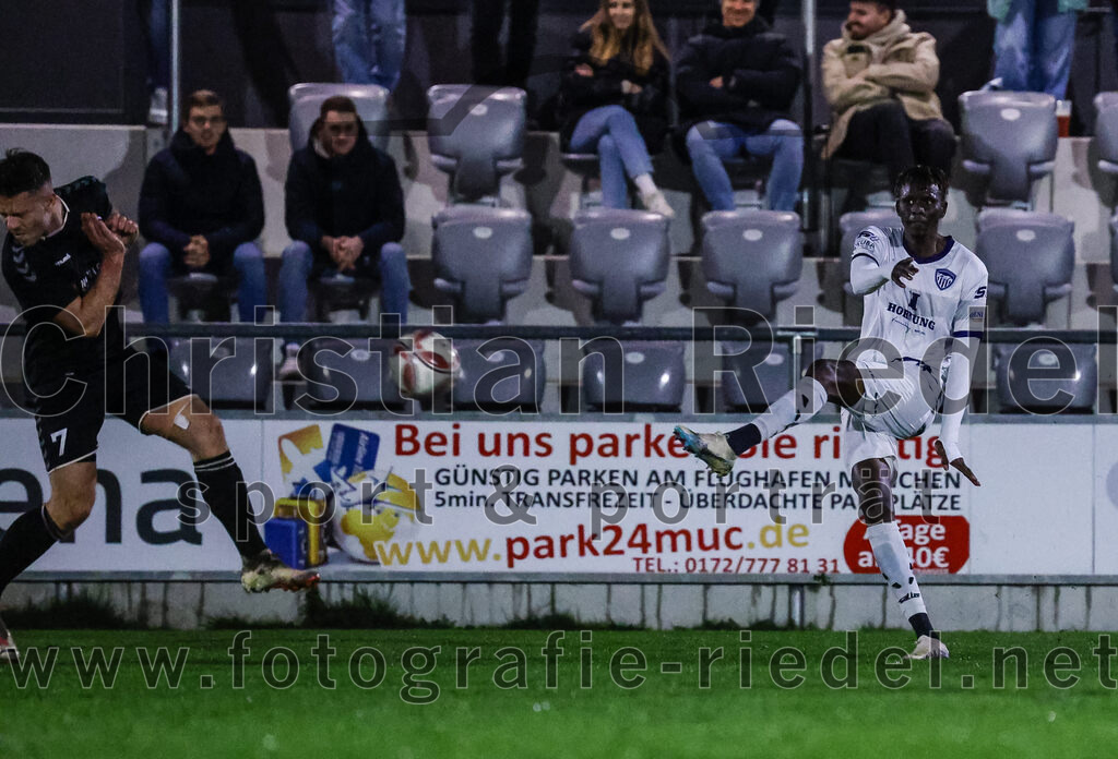 2024-03-15_038_FC_Schwaig_gegen_1_FC_Garmisch-Partenkirchen | Oberding, Deutschland, 15.03.2024:
Fußball, Landesliga Südost 2023 / 2024, 25. Spieltag, FC Schwaig gegen 1. FC Garmisch-Partenkirchen, Endergebnis: 4:0

Tobias Paulus (FC Schwaig, #7), Mouhamadou Ndiaye (1. FC Garmisch-Partenkirchen, #15)

Foto: Christian Riedel / fotografie-riedel.net