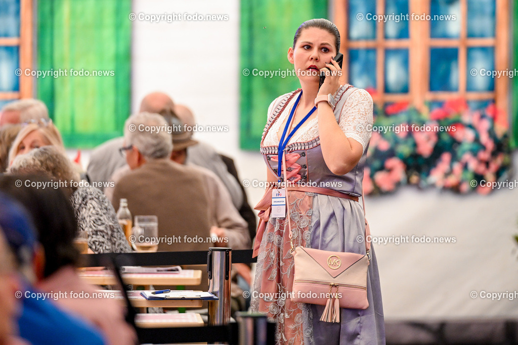 Urfahraner Jahrmarkt_ 1.Mai Kundgebung FPOE_ 01.05.2025-4 | 01.05.2025, Urfahraner Jahrmarkt, AUT, 1.Mai Kundgebung FPOE, im Bild Besucher im Bierzelt der 1.Mai Kundgebung FPOE