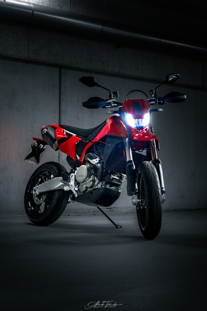 Hypermotard 698 Mono | Entdecken Sie die faszinierende Welt von Alexander Tschuncky Arts: Kreative Fotografie, atemberaubende Automobilkunst und hochwertiger Bilderdruck. Lassen Sie sich inspirieren! - Realisiert mit Pictrs.com