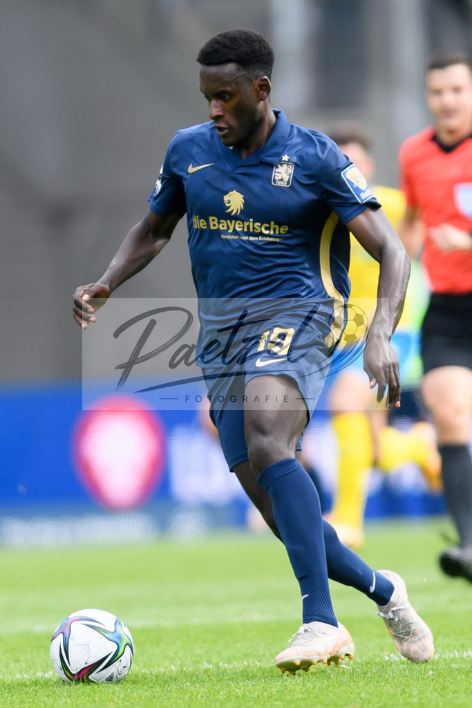 EBSTSV20210828_184 | Fussball, Herren: Merveille Biankadi (TSV 1860 Muenchen) in Aktion, am Ball, Einzelaktion beim Spiel der 3. Liga zwischen Eintracht Braunschweig und TSV 1860 Muenchen im Eintracht-Stadion am 28.08.2021 in Braunschweig, Deutschland.DFB / DFL REGULATIONS PROHIBIT ANY USE OF PHOTOGRAPHS AS IMAGE SEQUENCES AND/OR QUASI-VIDEO. - Realisiert mit Pictrs.com