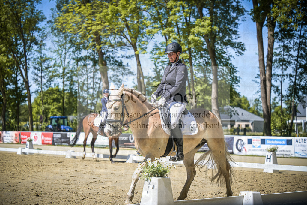 DOS_8990 | Entdecke hochwertige Reitturnierfotos von Foto Oger. Professionell, emotional und authentisch – jetzt Lieblingsmomente im Shop bestellen.Deutschlandweite Turnierfotografie. - Realisiert mit Pictrs.com
