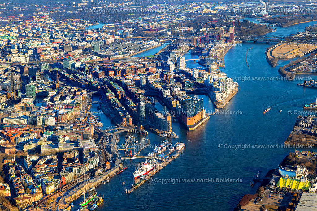 Hamburg_Panorama_Elbphilharmonie_ELS_6348180225 | HAMBURG 18.02.2025 Stadtansicht am Ufer des Flußverlaufes der Elbe mit dem Gebäude des Konzerthauses " Elbphilharmonie " am Platz der Deutschen Einheit im Ortsteil Hafencity in Hamburg, Deutschland. Weiterführende Informationen bei: Drees &amp; Sommer SE,  HamburgMusik gGmbH - Elbphilharmonie und Laeiszhalle Betriebsgesellschaft,  Herzog &amp; de Meuron,  Höhler+Partner Architekten und Beratende Ingenieure PartGmbB,  IBB GmbH - Ingenieurbüro für Brandschutz von Bauarten,  Ingenieurbüro Dr. Siebert Büro für Bauwesen,  Quantum Immobilien AG,  ReGe Hamburg Projekt-Realisierungsgesellschaft mbH. // City view on the banks of the river Elbe with the building of the concert hall "Elbphilharmonie" at the Platz der Deutschen Einheit in the Hafencity district of Hamburg, Germany. Further information at: Drees &amp; Sommer SE,  HamburgMusik gGmbH - Elbphilharmonie und Laeiszhalle Betriebsgesellschaft,  Herzog &amp; de Meuron,  Hoehler+Partner Architekten und Beratende Ingenieure PartGmbB,  IBB GmbH - Ingenieurbuero fuer Brandschutz von Bauarten,  Ingenieurbuero Dr. Siebert Buero fuer Bauwesen,  Quantum Immobilien AG,  ReGe Hamburg Projekt-Realisierungsgesellschaft mbH. Foto: Martin Elsen