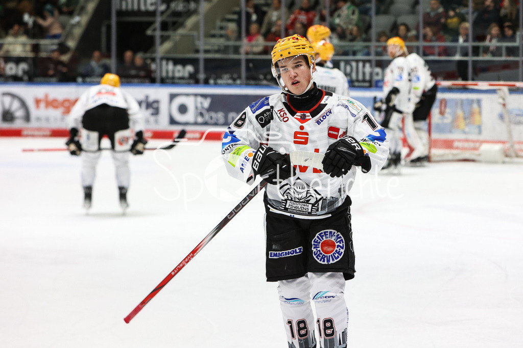 Augsburger Panther - Fischtown Pinguins | Marat KHAIDAROV (BHV #18) ist unzufrieden / Freisteller / Einzelfoto
