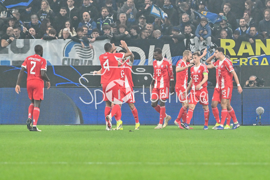 Atalanta Bergamo - FC Bayern München | BERGAMO, ITALY - 10. MARCH: Bayern Munich celebrating the goal to makes 0-3 by Serge GNABRY (FC Bayern Munich 7) Tor / Torschuetze / Freude / Happy during the UEFA Champions League match between Atalanta Bergamo vs. FC Bayern Munich on first leg of round of 16 at New Balance Arena