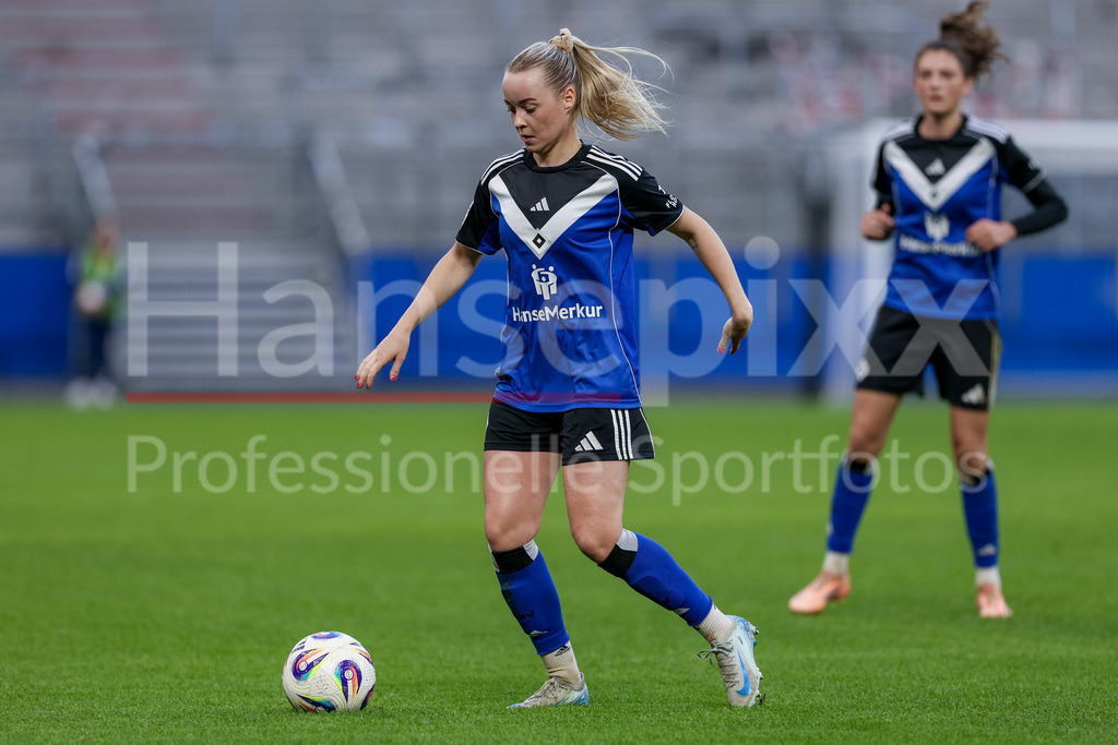 Fussball, Google Pixel Frauen-Bundesliga, Hamburger SV - Eintracht Frankfurt | Mia Büchele (Hamburger SV, 17) am Ball, Einzelbild, Ganzkörper, Aktion, Action, Spielszene, DIE DFB-RICHTLINIEN UNTERSAGEN JEGLICHE NUTZUNG VON FOTOS ALS SEQUENZBILDER UND/ODER VIDEOÄHNLICHE FOTOSTRECKEN. DFB REGULATIONS PROHIBIT ANY USE OF PHOTOGRAPHS AS IMAGE SEQUENCES AND/OR QUASI-VIDEO.