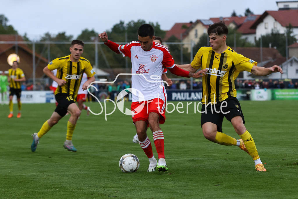 DJK Vilzing - FC Bayern Amateure | Lucas Fernando COPADO SCHROBENHAUSER (FCB #9) im Zweikampf mit Elija HAERTL (DJK #4)