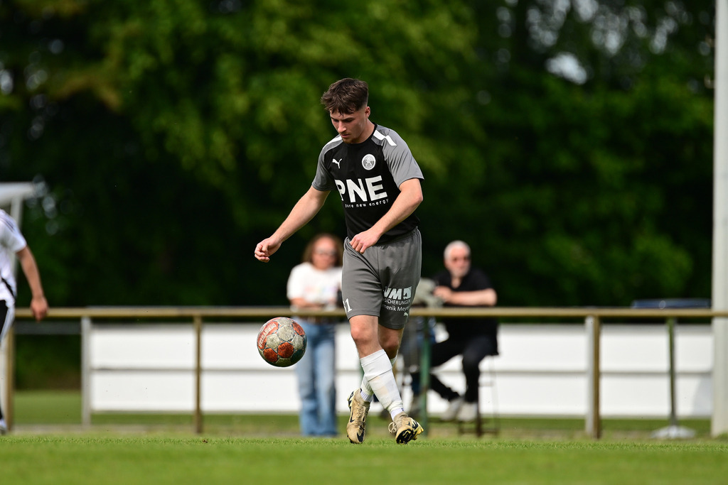 Fußball I Herren I Saison 2024-2025 I Bezirksliga I 34. Spieltag I VSV Hedendorf-Neukloster - FC Cuxhaven | Der Sportfotograf. - Realisiert mit Pictrs.com
