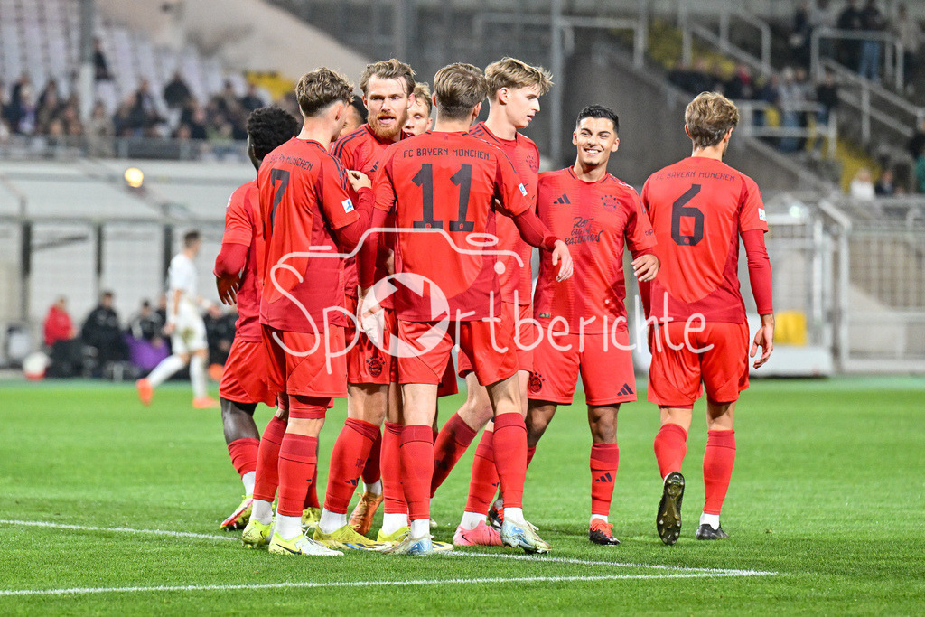 FC Bayern Amateure - TSV Schwaben Augsburg | Jubel der Bayern nach dem Treffer zum 1-0 durch Guido DELLA ROVERE (FC Bayern München II #11) / Freude / Happy /  Tor / Torschuetze / Regionalliga Bayern: FC Bayern Muenchen II - TSV Schwaben Augsburg, Gruenwalder Stadion am am 25.10.2024
