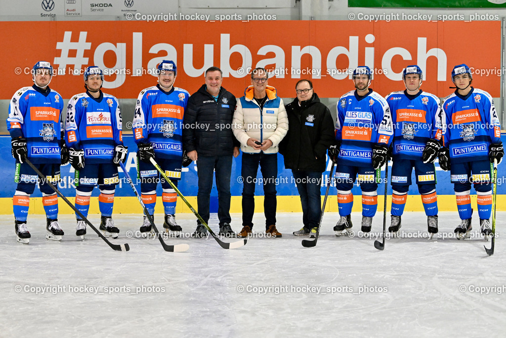 ESC Steindorf Sparkasse Feldkirchen Shooting | Hans Tschernutter Sektionsleiter ESC Steindorf, #21 WALDER PATRIK, #11 Luka Kalan, #92 RATZ PATRICK, #64 Stichauner Fabian, #57 Wilfan Franz, #46 Maurer Julian, Sportlicher Leiter ESC Steindorf Armin Rac, Gerhard Schreilechner, ESC Steindorf Sparkasse Feldkirchen Shooting, ESC Steindorf Sparkasse Feldkirchen Shooting am 24.10.2025 in Steindorf (Ossiachersee Halle), Austria, (Photo by Bernd Stefan)