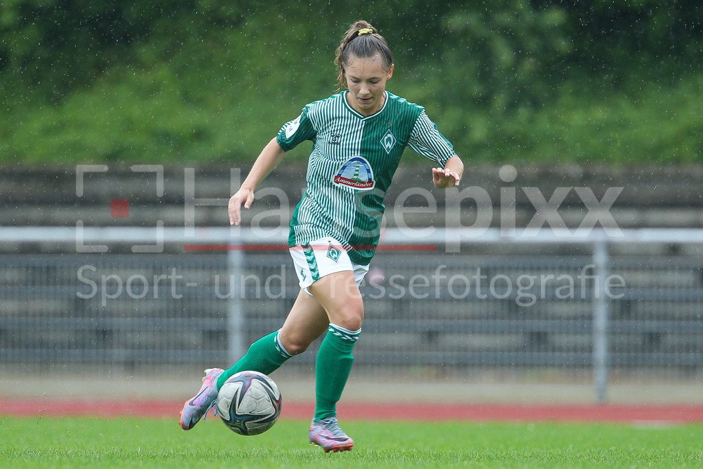 Fussball, Testspiel Frauen, SV Henstedt-Ulzburg - SV Werder Bremen | v.li.: Michelle Weiß (SV Werder Bremen, 8) Freisteller, Einzelbild, Ganzkörper, Aktion, Action, Spielszene