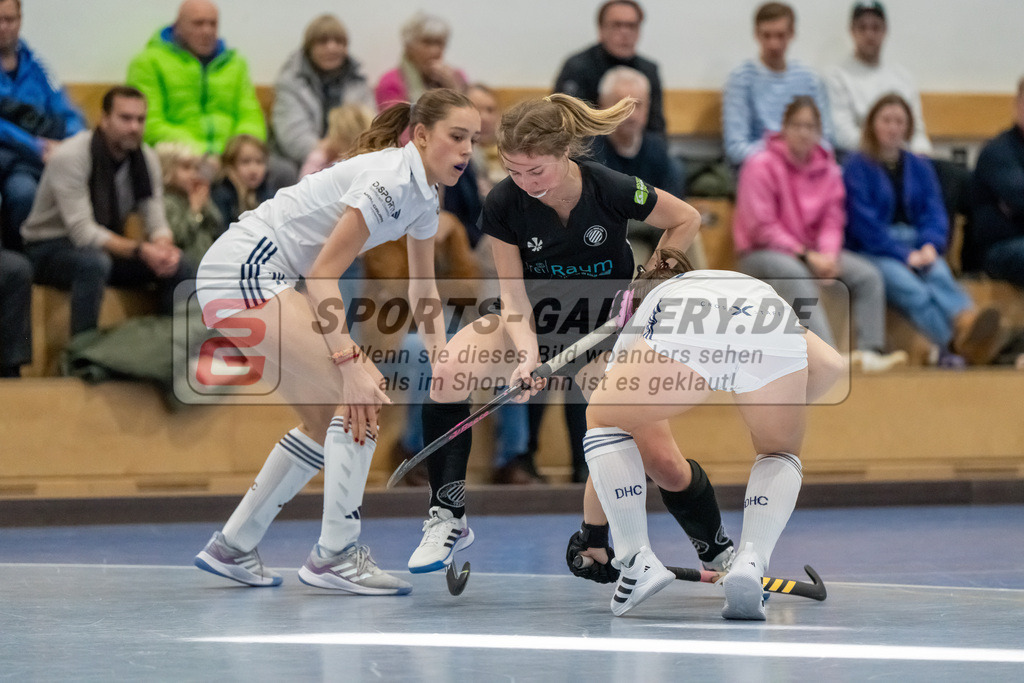 HK_20241201_109489 | 1. Bundesliga Halle Damen Düsseldorfer HC - Schwarz Weiss Köln am 1.12.2024 DHC, Düsseldorf , Emma Becker ( Düsseldorfer HC #19 ) , Charlotte Fünning ( Schwarz Weiss Köln #21 ) , Marie Hahn ( Düsseldorfer HC #2 )