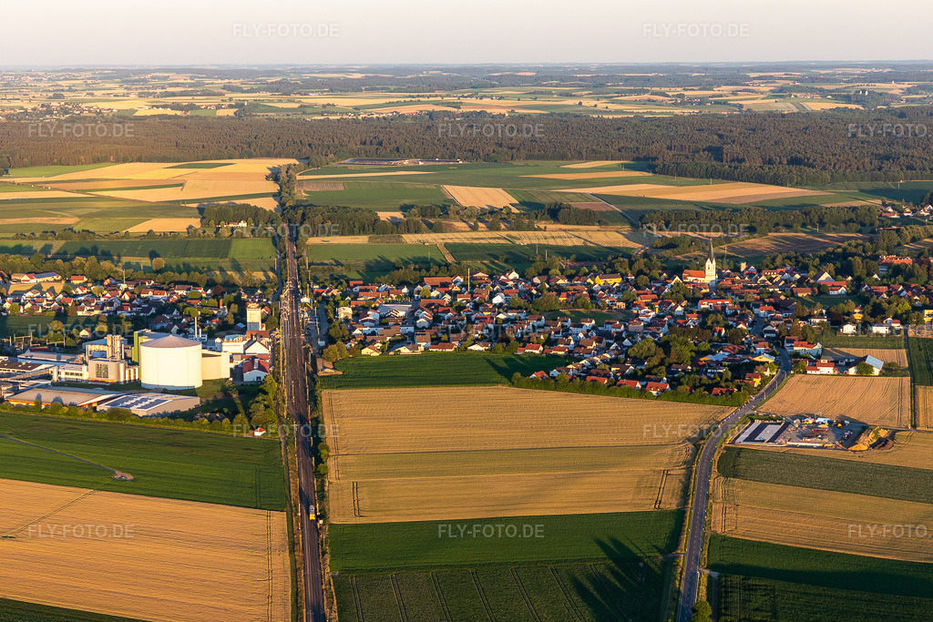 Luftbild:  in Sünching im Bundesland Bayern in Deutschland. Foto: IMG_133324.jpg vom 03.07.2022 durch Werner Riehm/FLY-FOTO.deGemeinde Sünching | Gemeinde Sünching