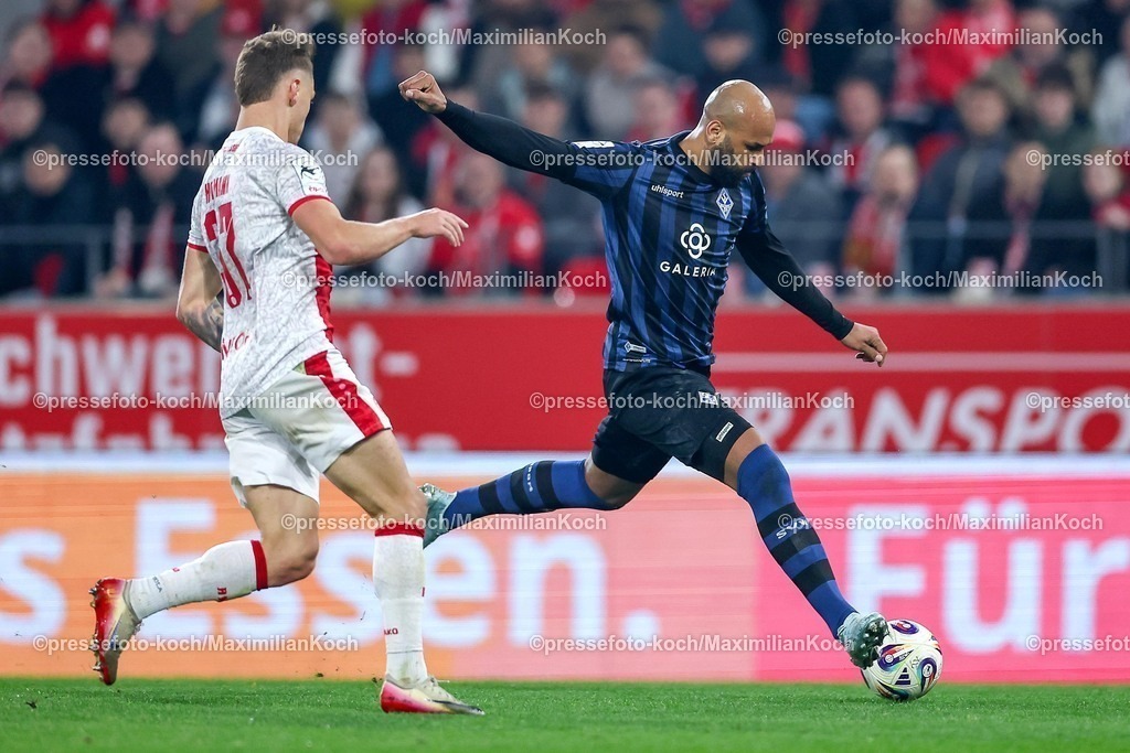 RWE04032601067 | 2026.03.04, Fußball, 3.Liga Herren, Rot-Weiss Essen -  SV Waldhof Mannheim, Stadion Hafenstraße, 27.Spieltag, Saison 2025 / 2026: Jannik Hofmann&nbsp;(Rot-Weiss Essen #37) im Zweikampf gegen  Terrence Boyd (Waldhof Mannheim #13)  DFB regulations prohibit any use of photographs as image sequences and or quasi-video.