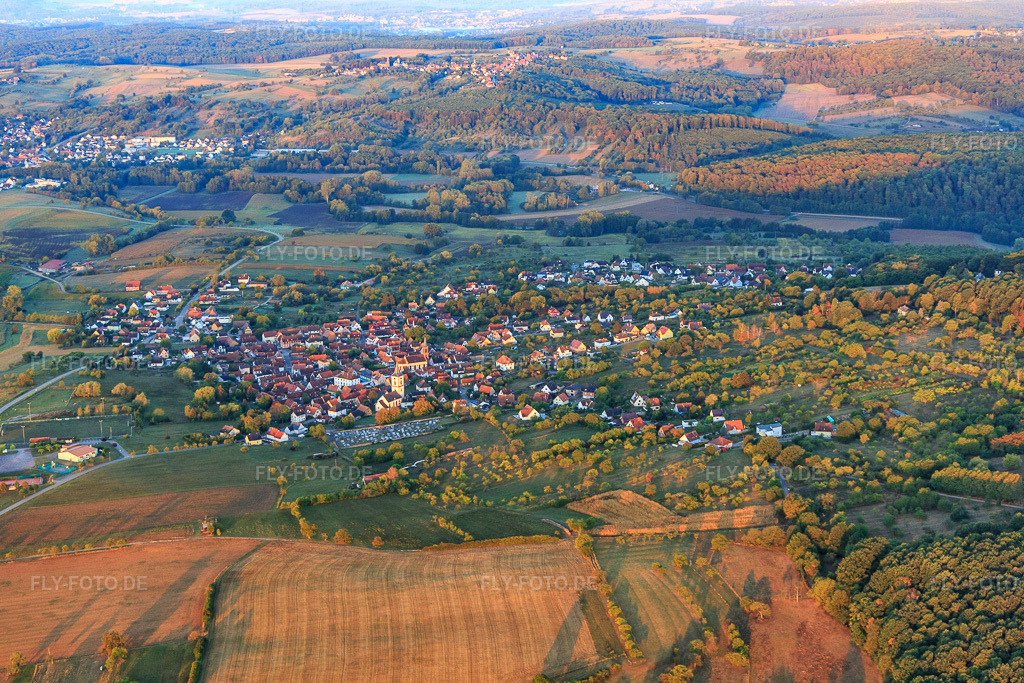 Luftbild: Ortsansicht von Nordosten in Gœrsdorf im Bundesland Bas-Rhin in Frankreich. – Foto: IMG_111619.jpg vom 16.09.2018 durch Werner Riehm/FLY-FOTO.de – Auflösung des Originals: 5472 x 3648 px
