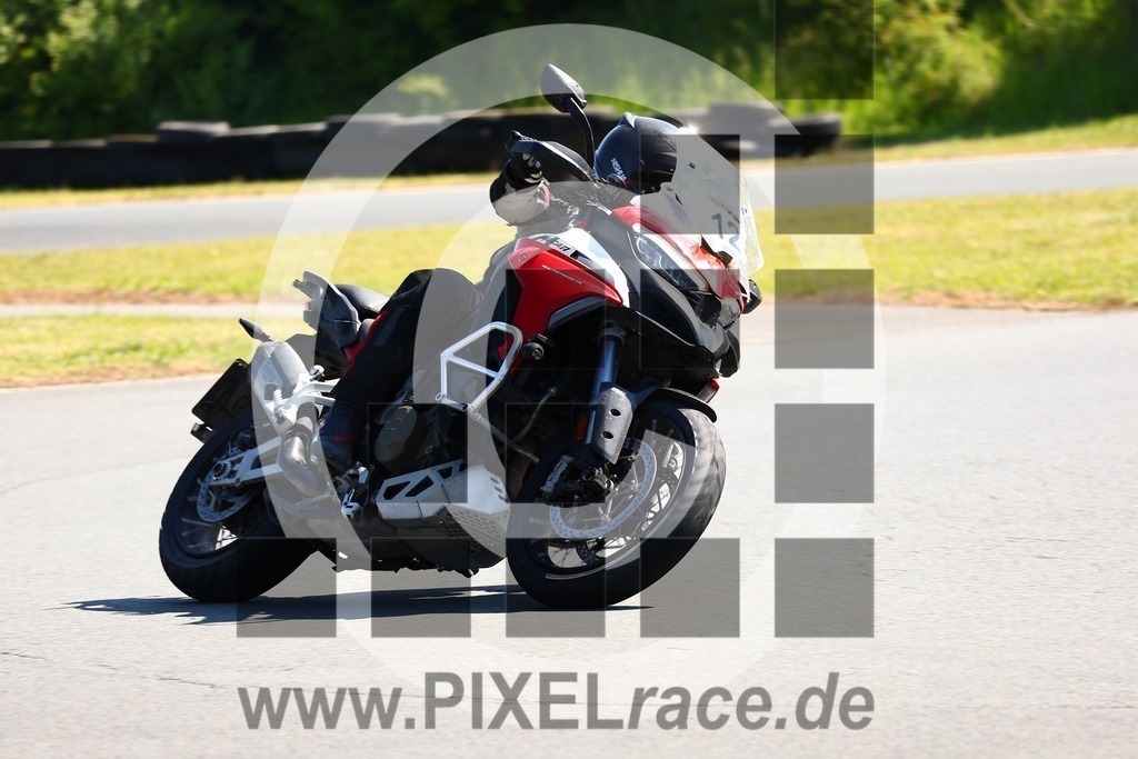 0012-20250513_00714 | Schöne Erinnerungen an spannende Momente - das festzuhalten ist unser Job. PIXELrace.de ist seit 2003 auf den Rennstrecken Europas unterwegs um die Action draußen beim Fahren und die wunderbare Stimmung imm Fahrerlager für euch einzufangen.